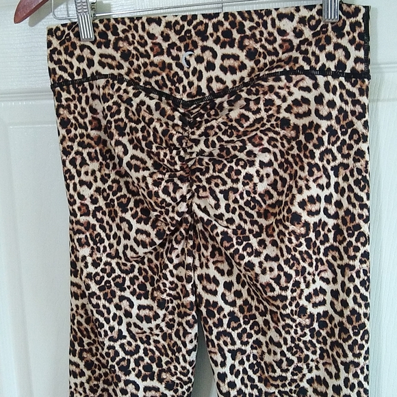 Zyia leapard print Scrunchy Hi rise 7/8 light and lux 24" 14 / 16 leggings - Picture 6 of 11